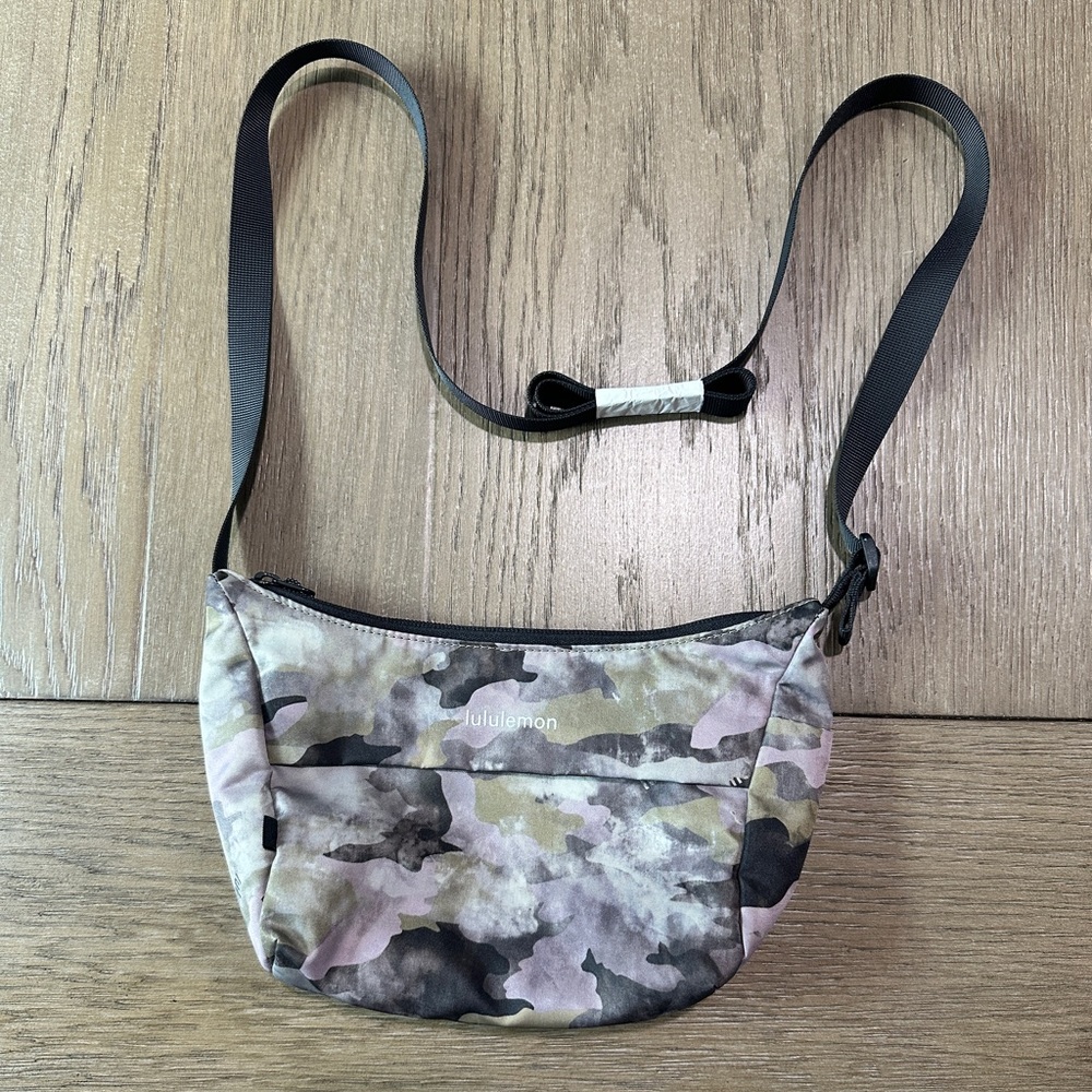New Lululemon Small Shoulder Bag in camo NWOT - Picture 4 of 13